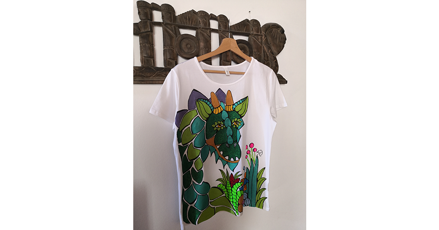 T-shirt con disegno di drago